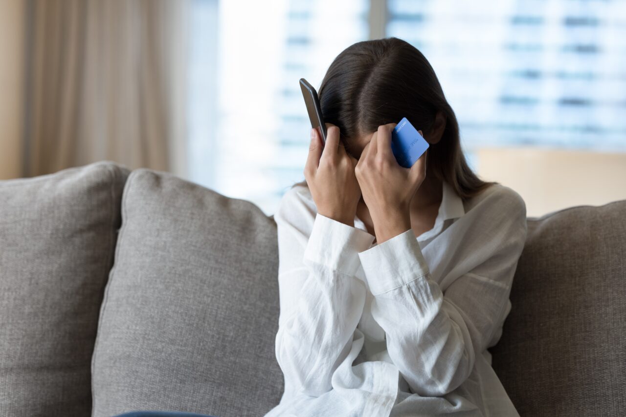 Țeapa pe care o pot lua românii atunci când cumpără de pe internet. RISCURILE la care se expun