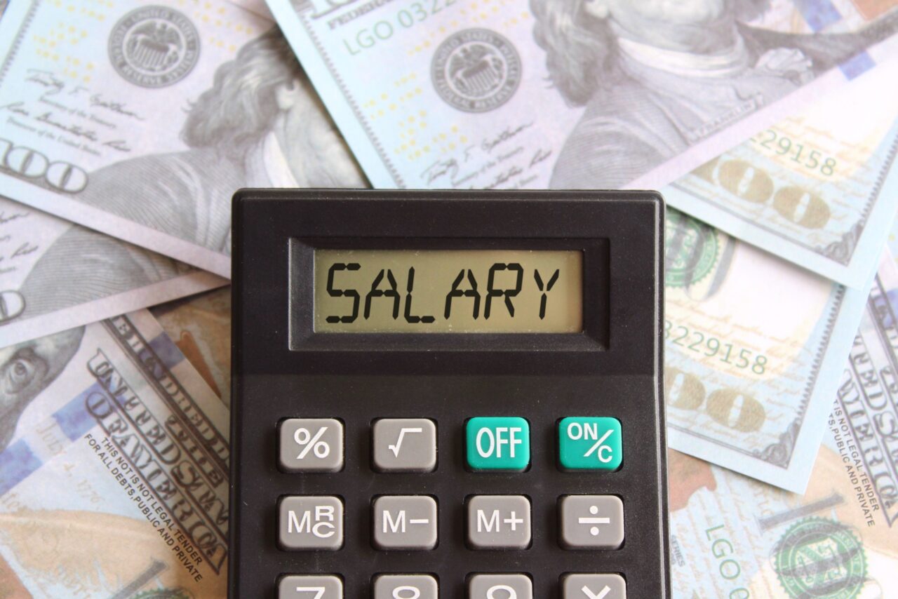 Cum se schimbă modul în care se va CALCULA salariul minim în România. Este un mecanism de calcul european asumat prin PNRR