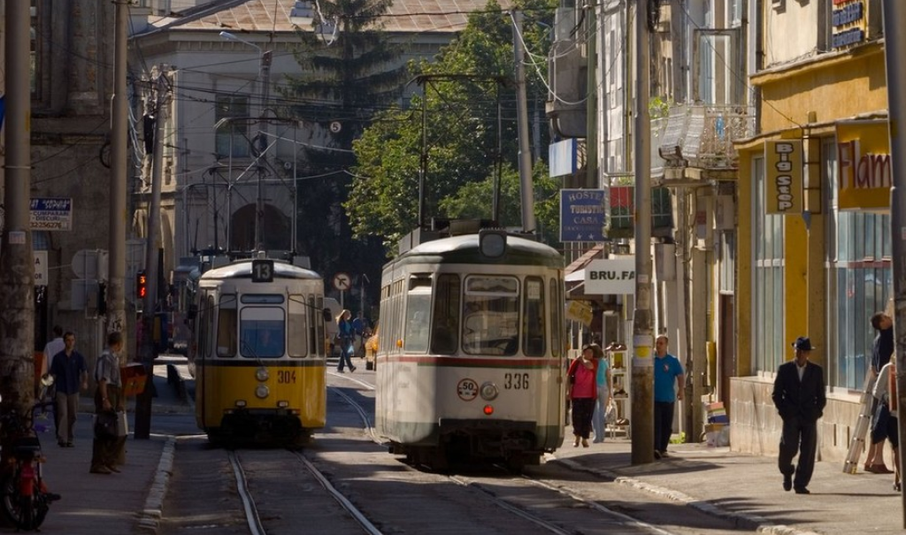 Un șofer de 19 ani a BLOCAT circulația a zece tramvaie după ce și-a parcat mașina pe șine: Am crezut că nu încurc pe nimeni