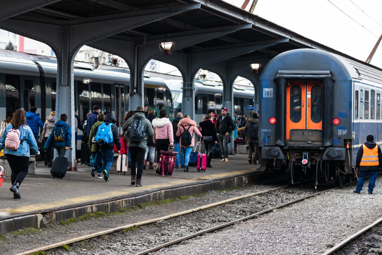 Trenurile ajung tot mai târziu la destinație. Căile ferate române au nevoie de REPARAȚII, dar au fost deschise prea puține șantiere