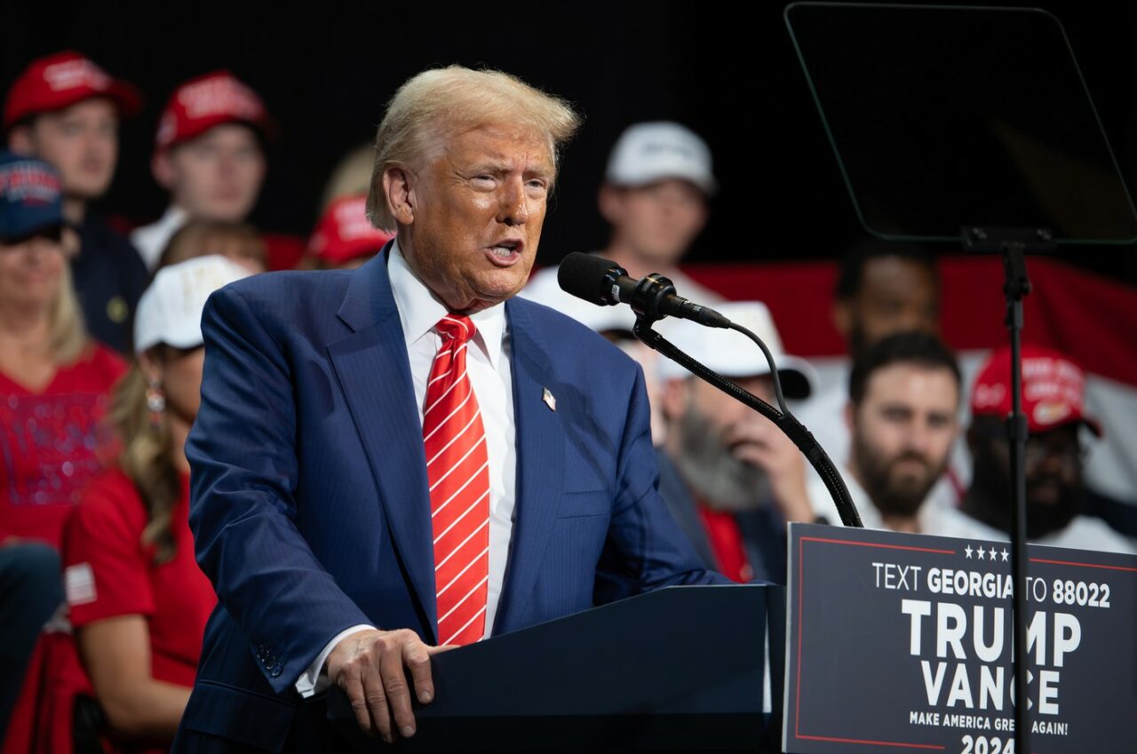 Donald Trump și-a ieșit din minți la adresa actorului român Sebastian Stan după lansarea FILMULUI „Povestea originii lui Trump”: Un gunoi uman