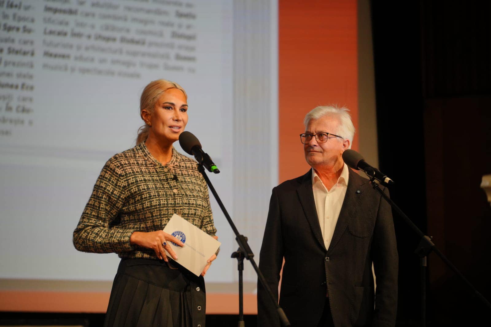 Raluca TURCAN, huiduită la SIBIU/Publicul i-a strigat: "Lăsați, doamnă, discursurile politice!" și "Pe banii românilor, nu faceți campanie electorală"