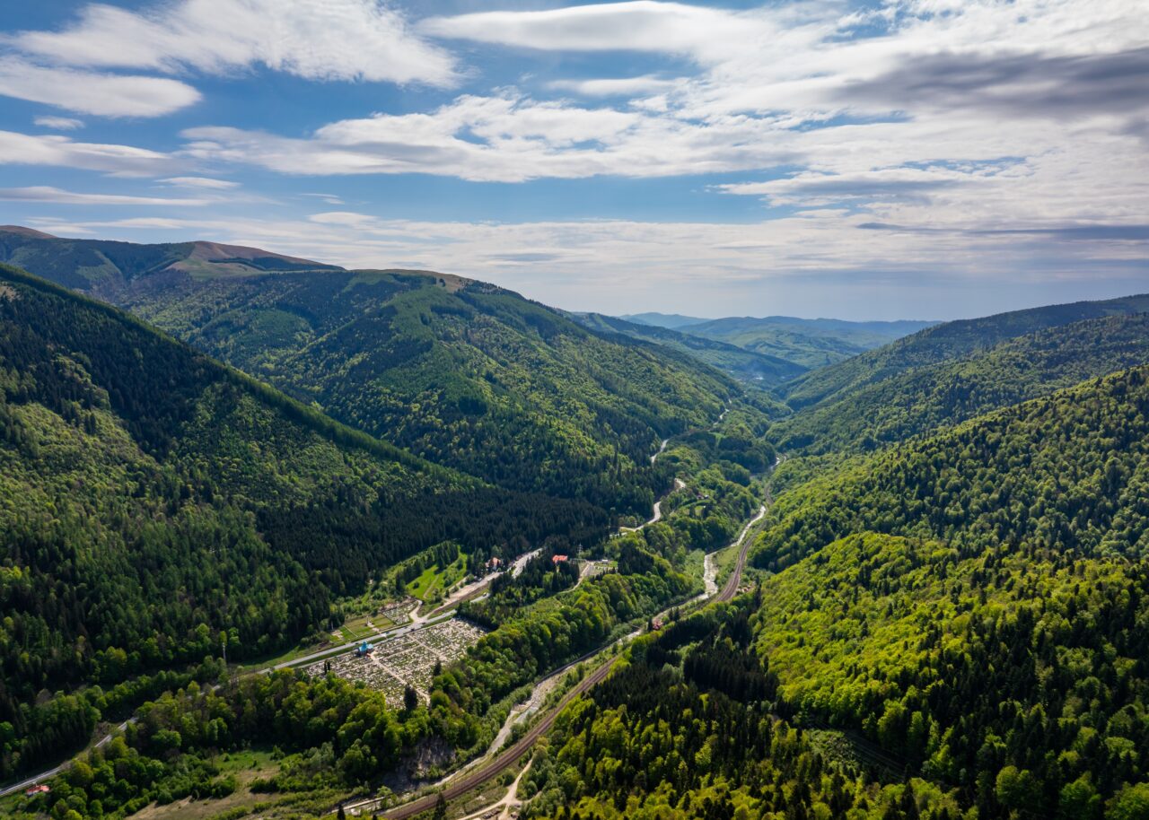 Elevii au început vacanța de TOAMNĂ. Părinții iau cu asalt site-urile de rezervări