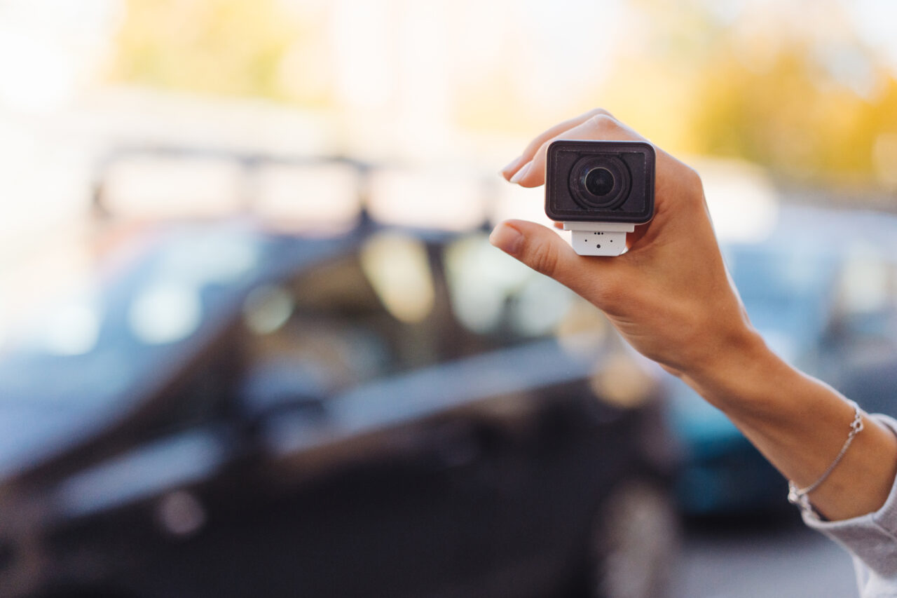E oficial! Șoferii vor fi amendați pe baza filmărilor cu telefonul sau camera de bord