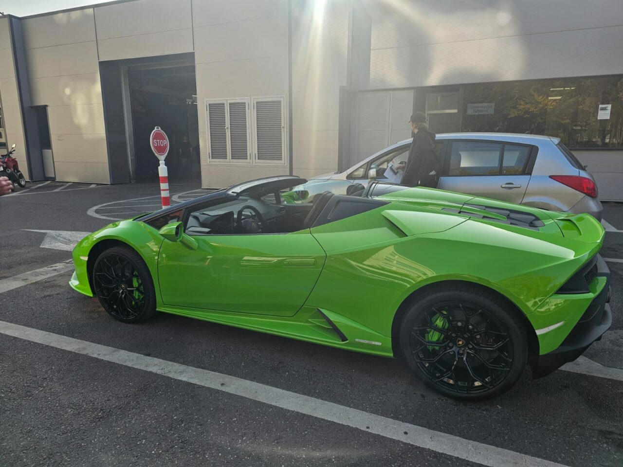 Motivul incredibil pentru care un șofer din București s-a dat jos din LAMBORGHINI și a lăsat bolidul de lux pe linia de tramvai! „Vă vine să credeți?”