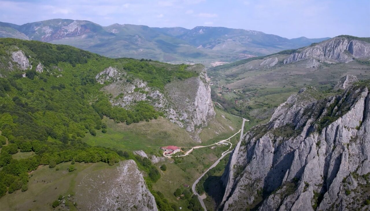 ȘOSEAUA din România care rivalizează în frumusețe cu Transalpina și Transfăgărășan. Motivul pentru care este unică în țara noastră