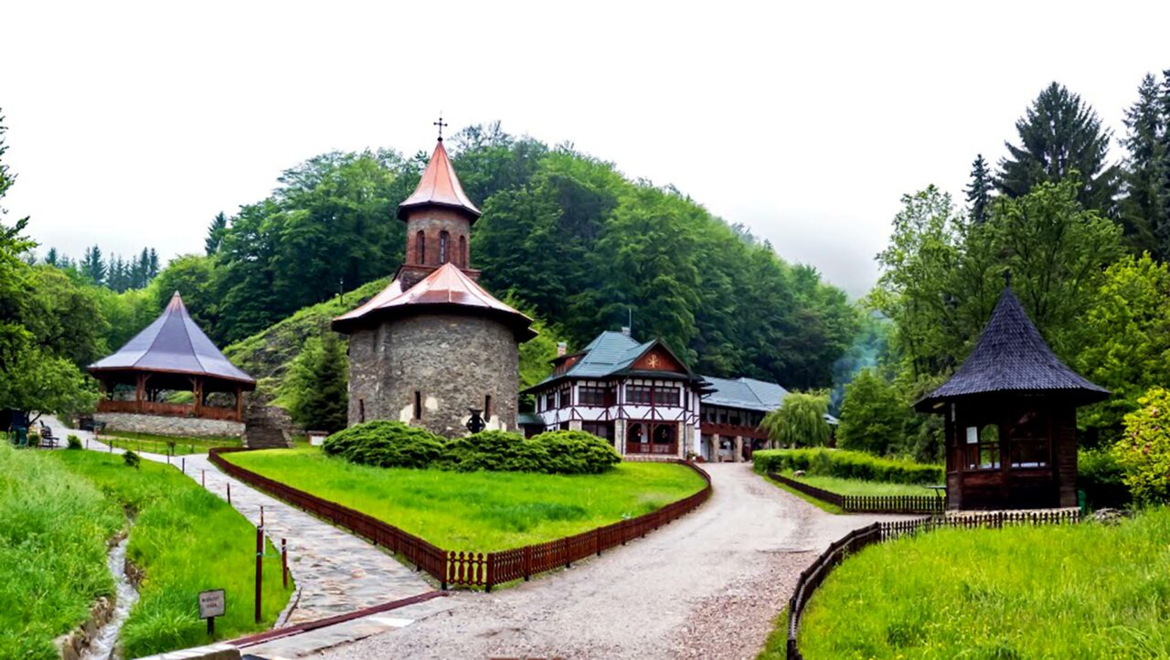 Istoria fascinantă a Mănăstirii Prislop, locul unde a fost îngropat Arsenie Boca, denumit „Sfântul Ardealului”. Cum ajungi la locul de pelerinaj