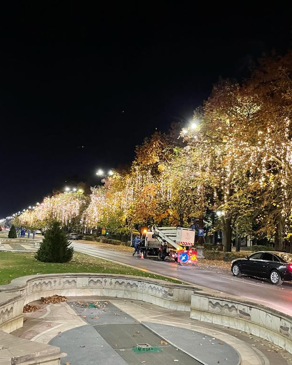Bucureștiul se pregătește pentru SĂRBĂTORI: Montarea decorațiunilor de Crăciun a început pe străzile Capitalei