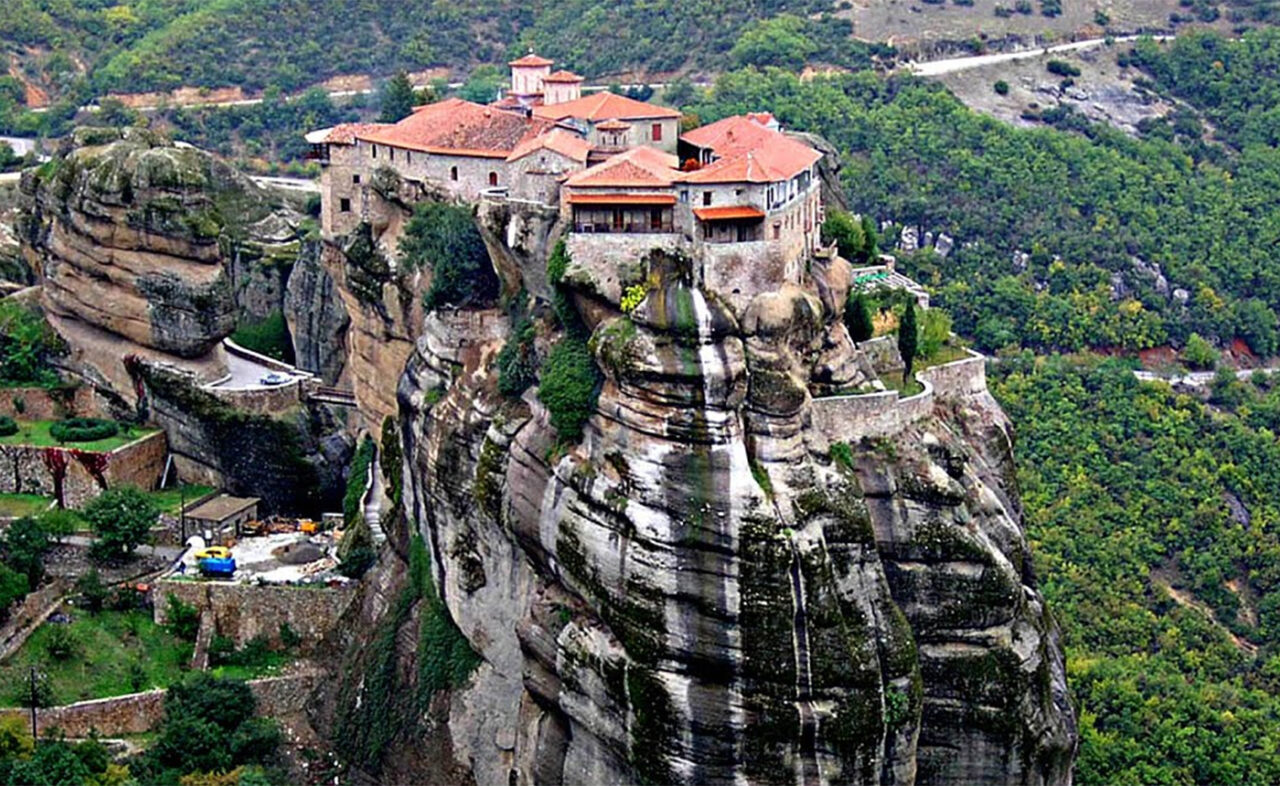 Locul de BASM din România care seamănă izbitor cu faimoasa Meteora din Grecia