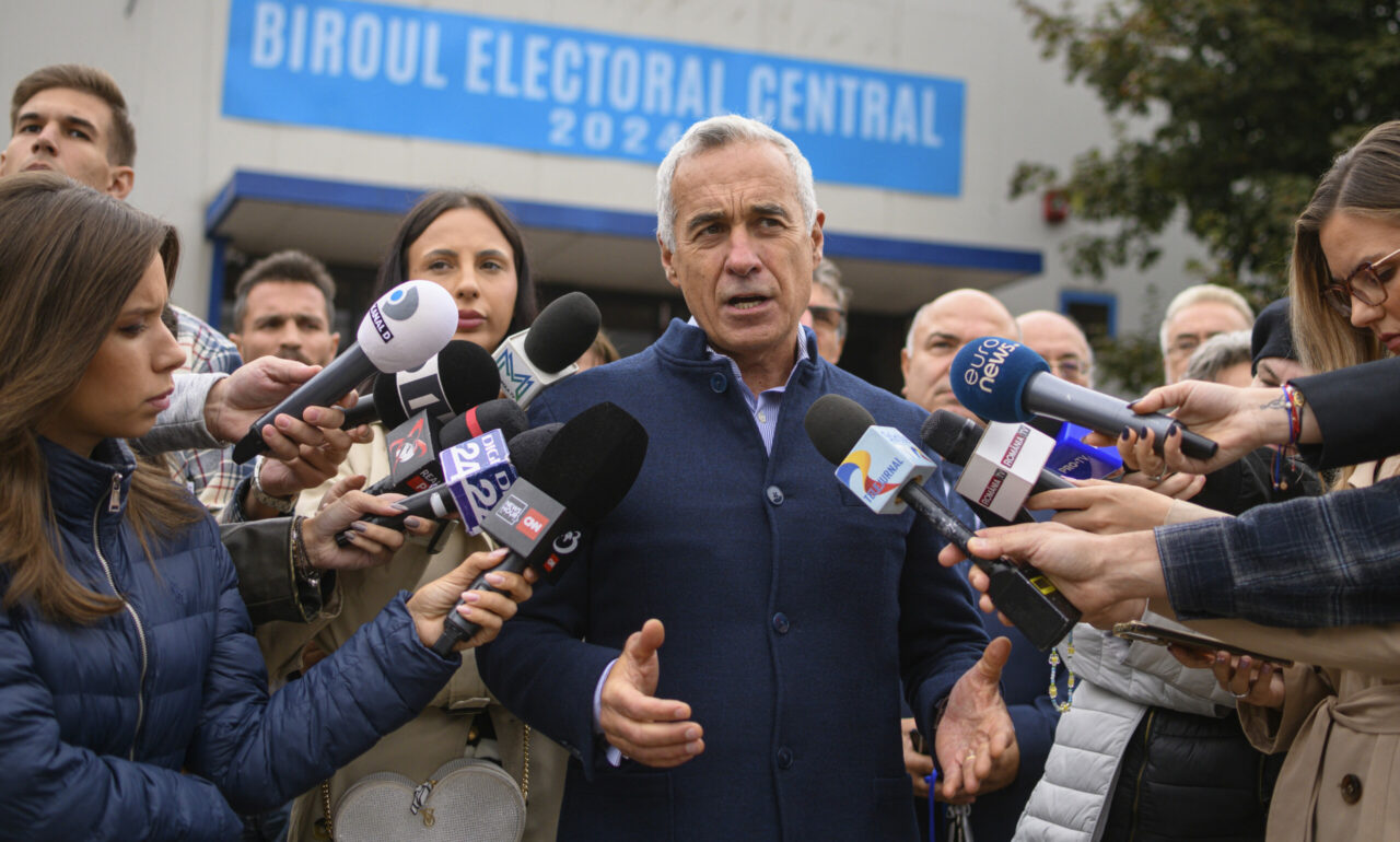 POLITICO: Ultranaționalistul Călin Georgescu vine de NICĂIERI și îl depășește în primul tur pe premierul de centru-stânga Marcel Ciolacu