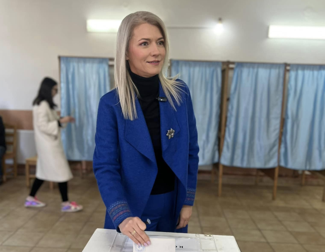 Alina Gorghiu, acuzată de BEJ Argeș că a ÎNCĂLCAT legea electorală. Postarea incriminată, o fotografie cu familia lui Ciucă