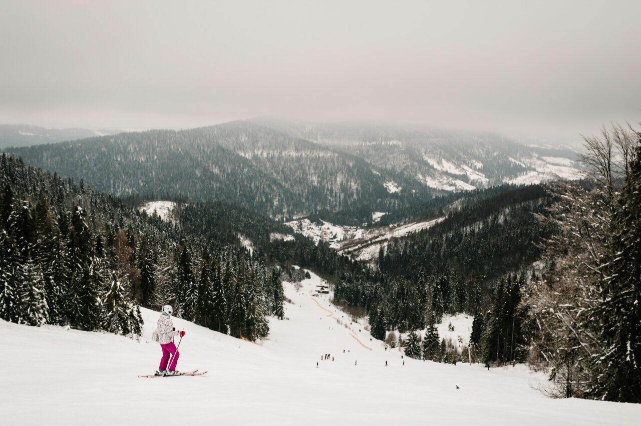 Sezonul de schi din această iarnă a început cu PREȚURI cu 10% mai mari faţă de iarna trecută. Cât costă un skipass