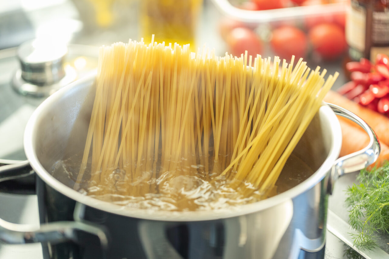 Ingredientul pe care să îl adaugi în apă pentru ca pastele să nu se mai lipească. Costă câțiva lei