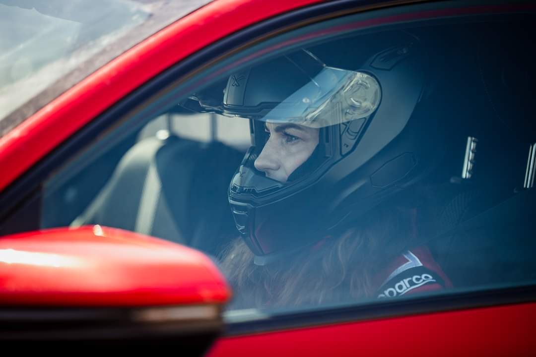 E vicecampioană la Women Rally, chirurg și SOLISTĂ de rock