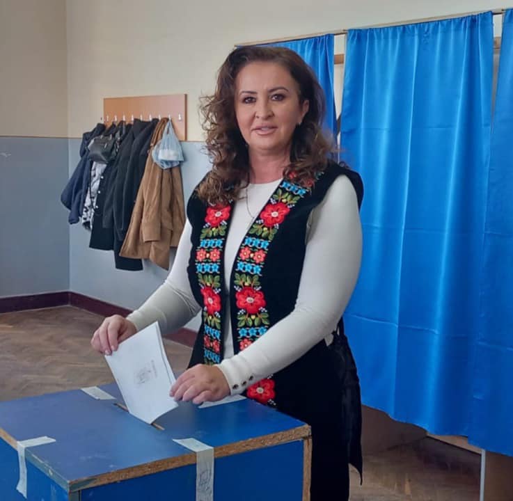 Natalia Intotero, ministrul Familiei, a votat la un liceu din Hunedoara. MESAJ pentru români: „Fiecare vot ne apropie de ceea ce ne dorim”