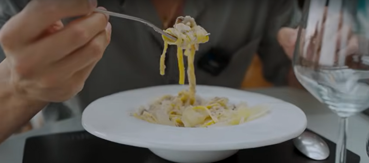 Cât a PLĂTIT un cunoscut vlogger român pentru o porție de paste, la restaurantul lui Florin Ristei din Centrul Vechi. „Fiecare preparat are o poveste”