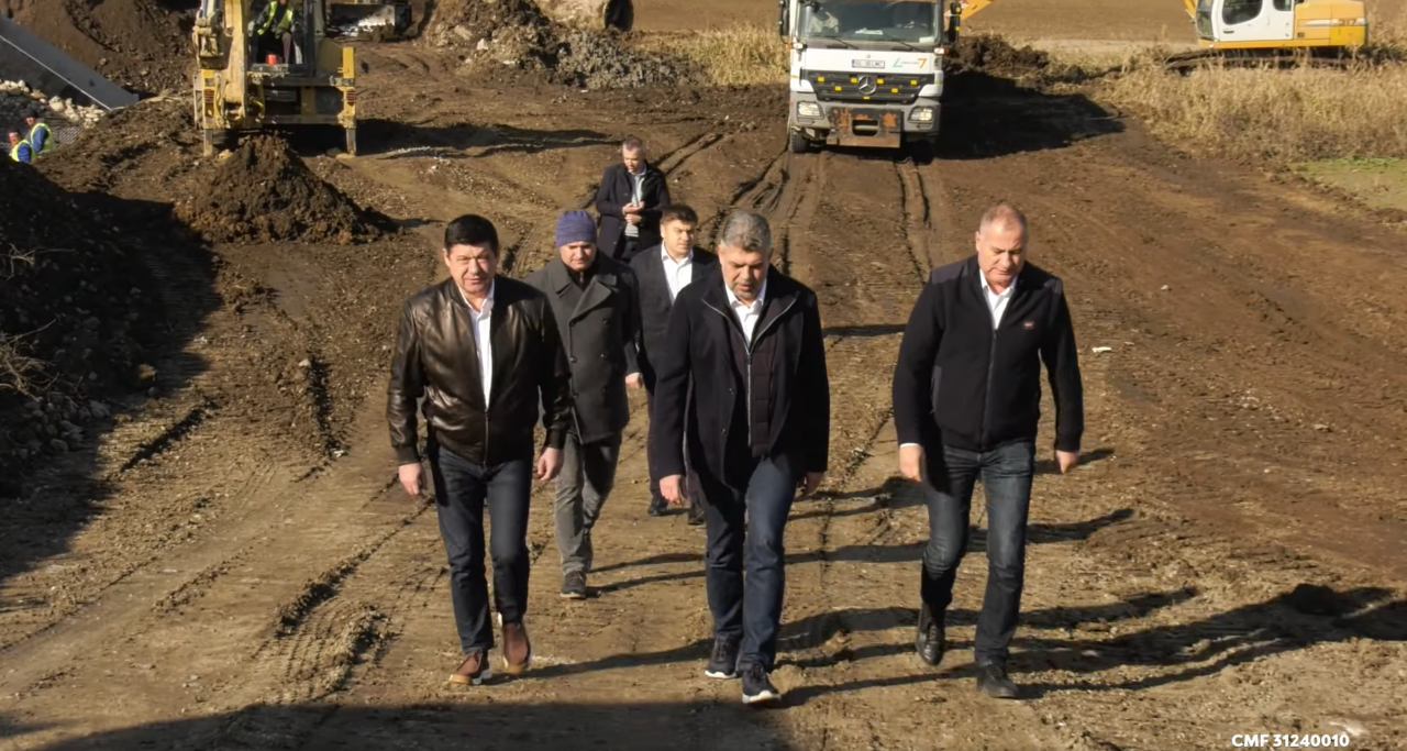 Marcel Ciolacu verifică lucrările la refacerea drumurilor din Galați. „Se muncește într-un ritm bun și stadiul lucrării este AVANSAT”