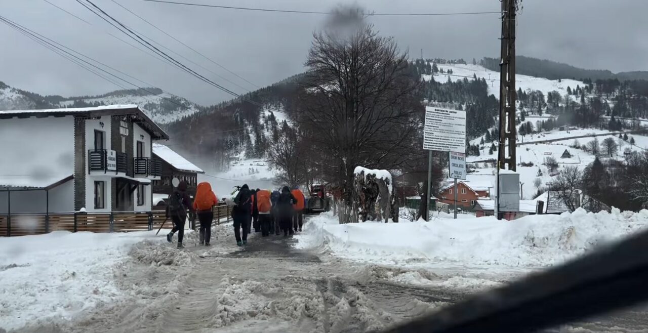 Situație scandaloasă într-una dintre cele mai vechi stațiuni montane din România! Turiștii au fost nevoiți să urce 4 km pe jos, spre cabane