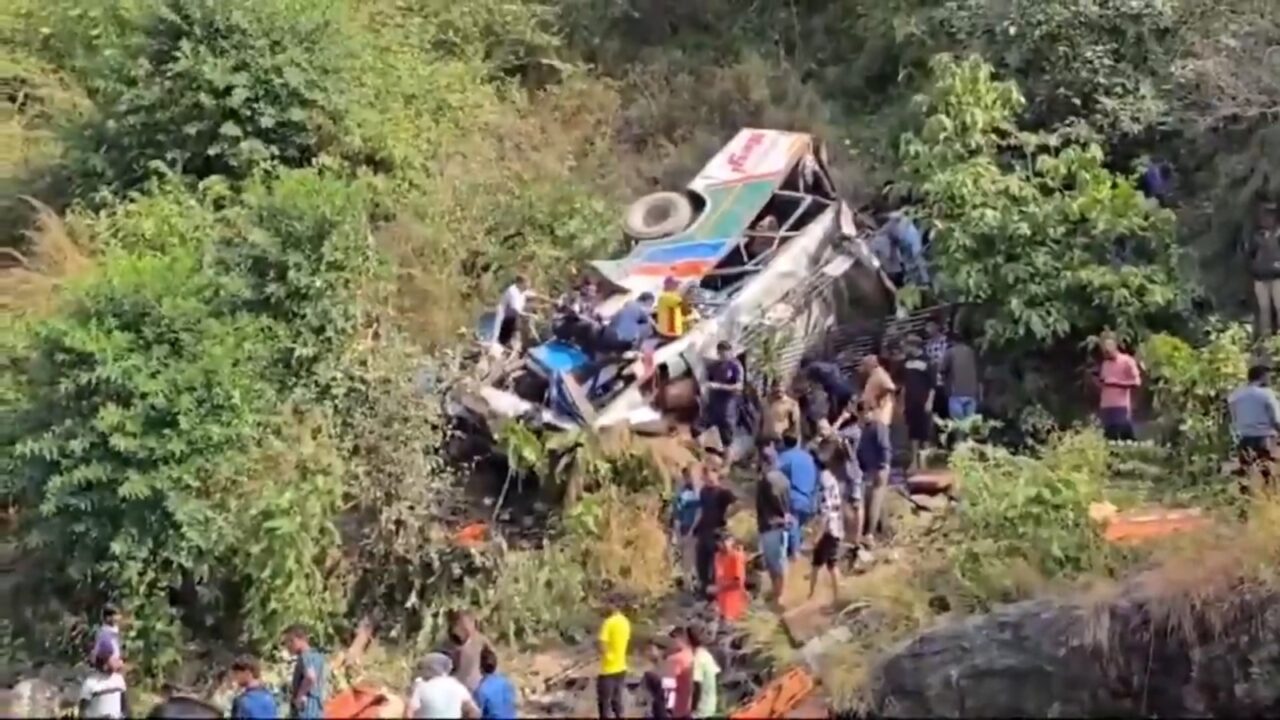 Cel puțin 36 de oameni au MURIT după ce un autocar a căzut într-o prăpastie, în India