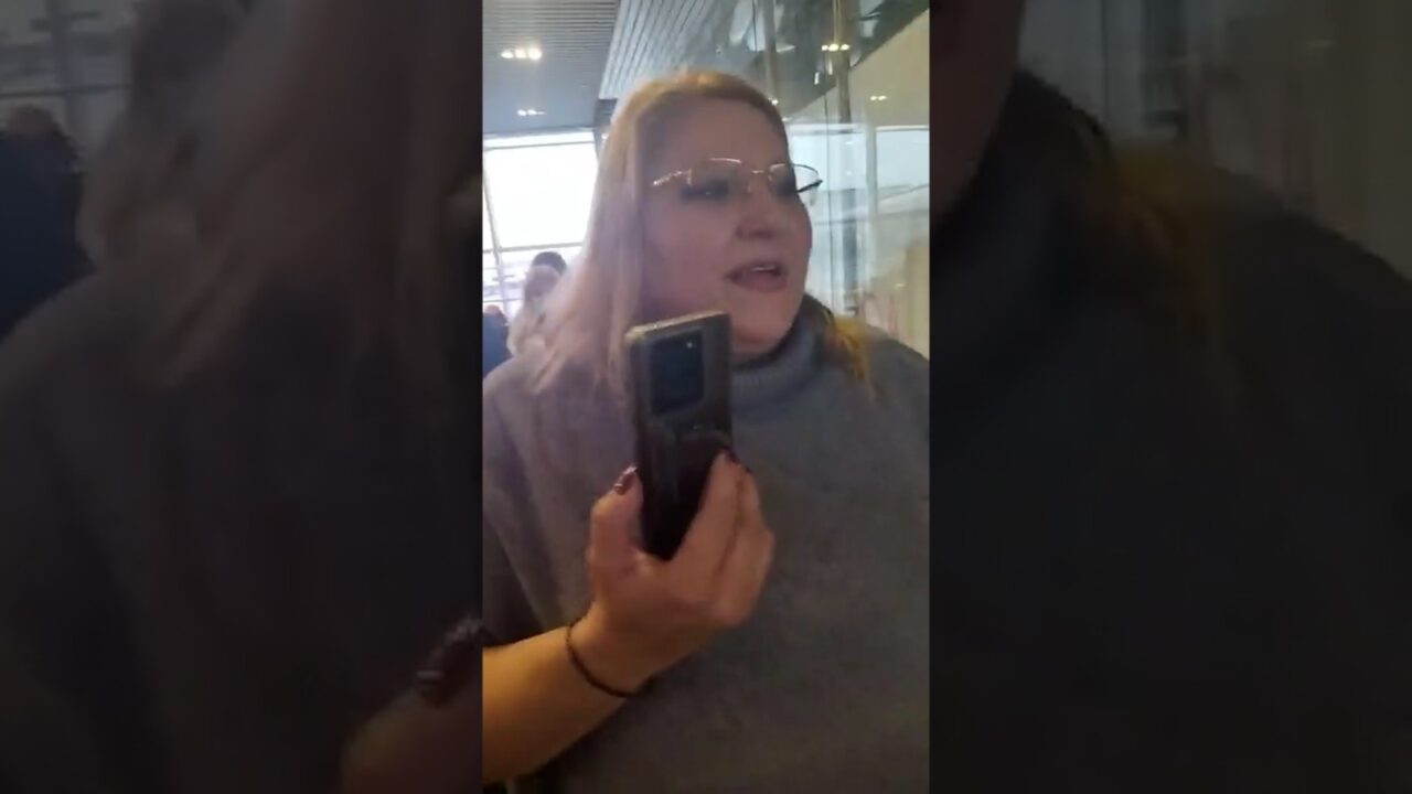 În prag de Crăciun, Diana ȘOȘOACĂ a cântat „Hristos a înviat!” pe Aeroportul OTOPENI/ Eurodeputata mergea la Bruxelles, alături de câțiva simpatizanți