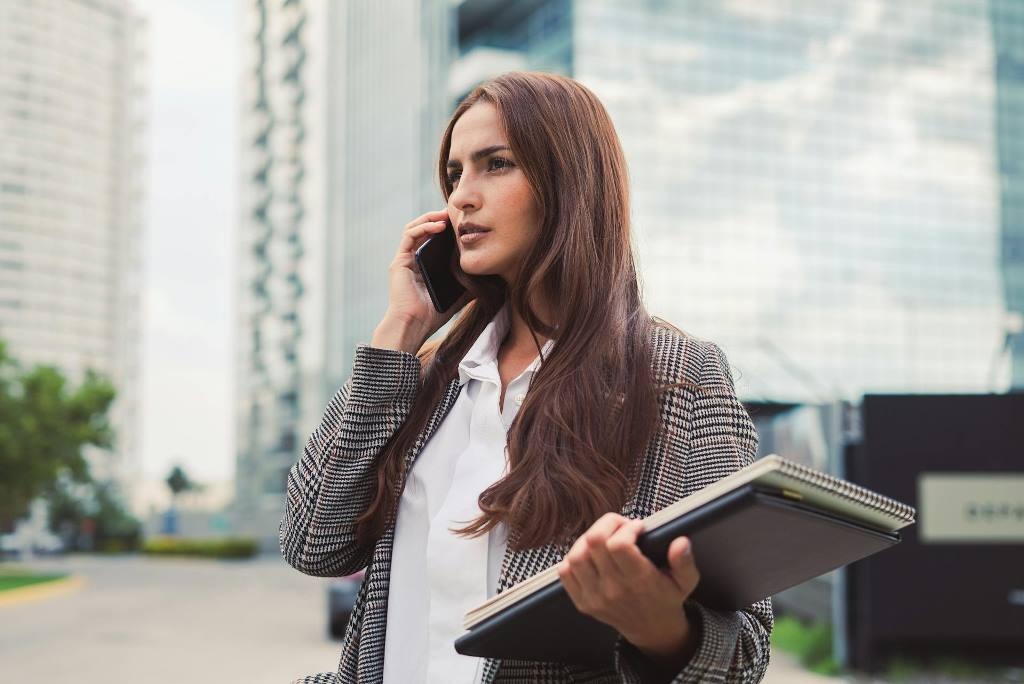 Comunicarea eficientă în mediul profesional: Tehnici și bune practici (P)
