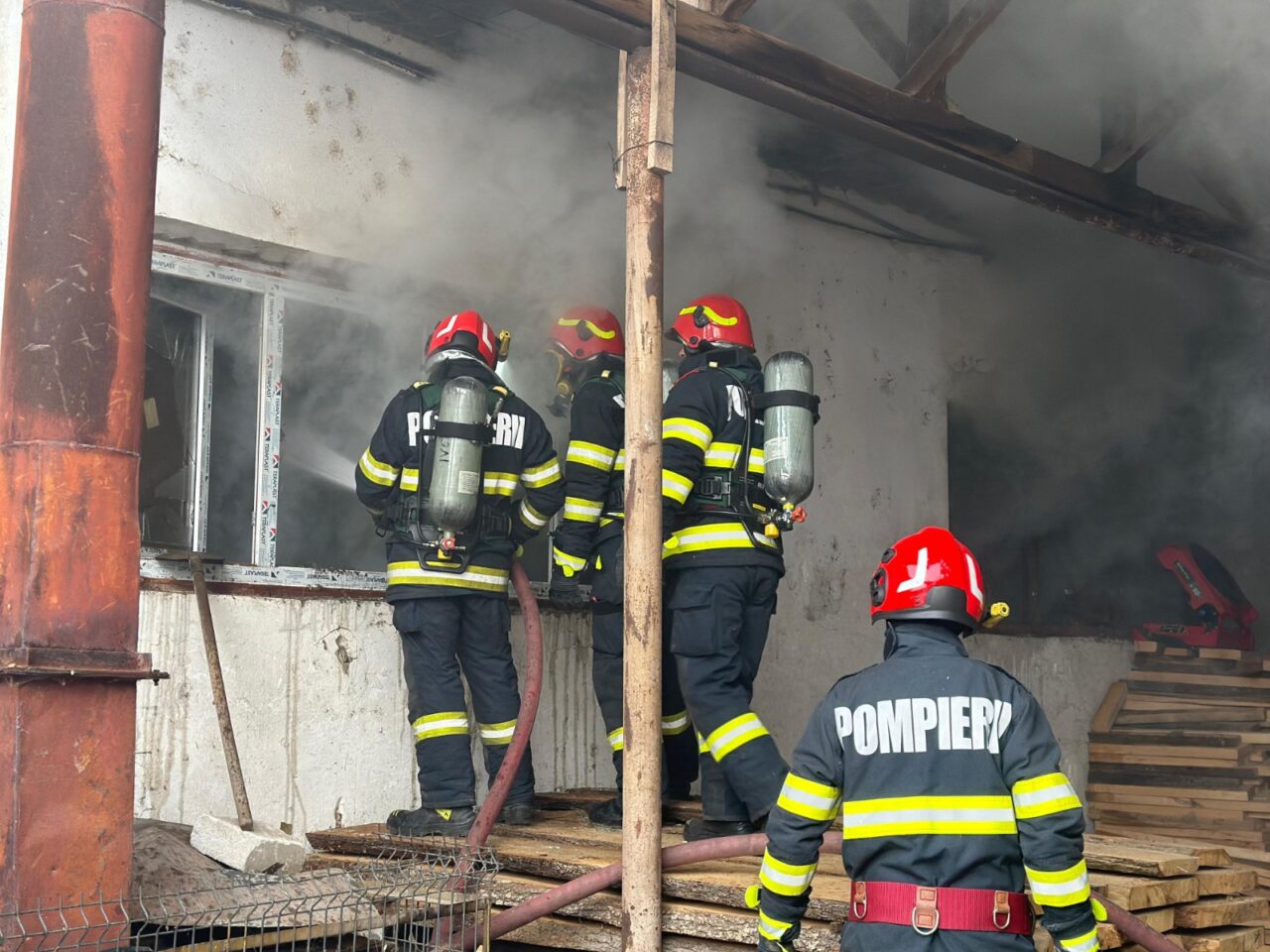 INCENDIU puternic la o fabrică din Prahova. Mobilizare de forțe masive pentru stingerea flăcărilor