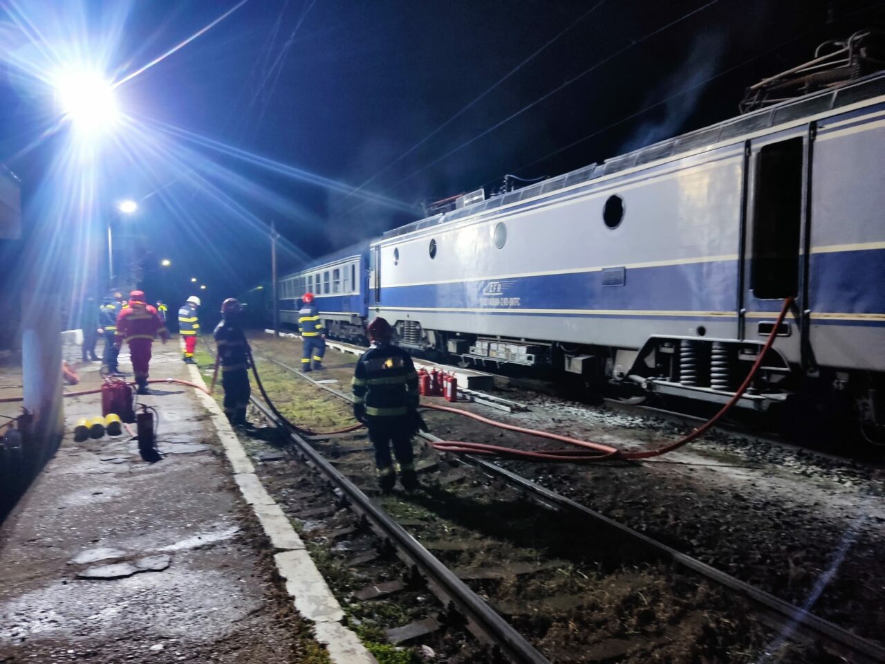 INCENDIU la locomotiva unui tren de călători în gara Balota. Circulația feroviară, întreruptă timp de aproape patru ore