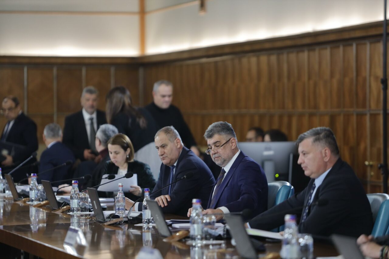 Guvernul aprobă primul contract colectiv de muncă la nivelul sectorului BANCAR. Marcel Ciolacu: Oferim protecție pentru cei aproape 45.000 de angajați