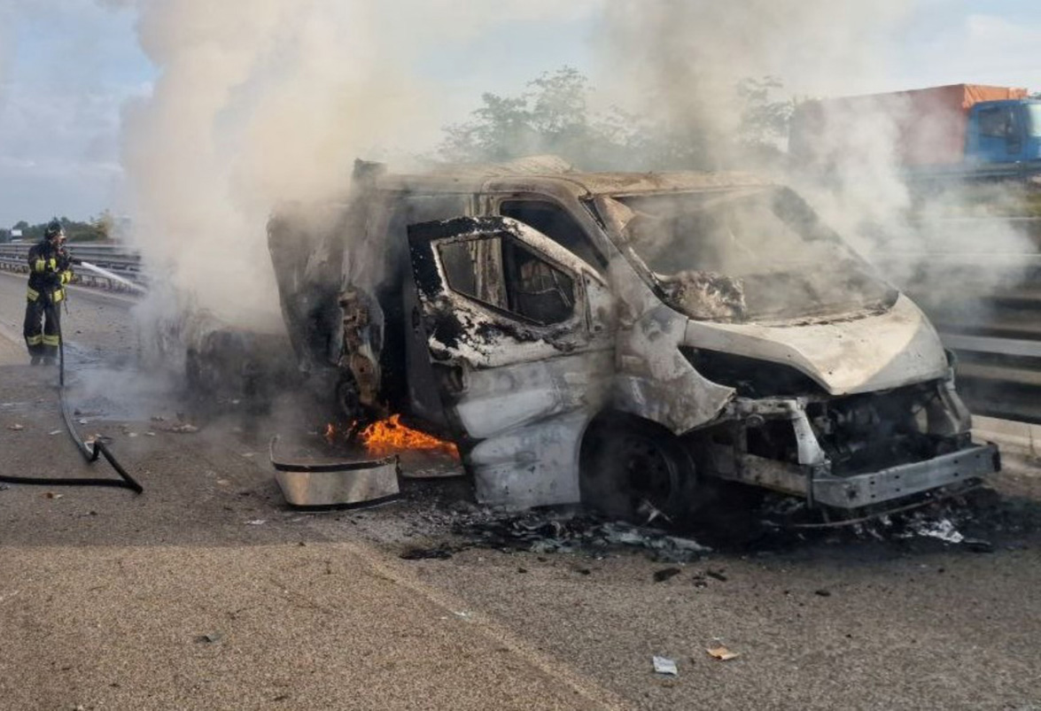 ATAC armat asupra unei maşini de valori, în Italia. Hoții au acţionat cu bombe artizanale şi puşti automate, reușind să fugă cu o sumă uriașă de bani