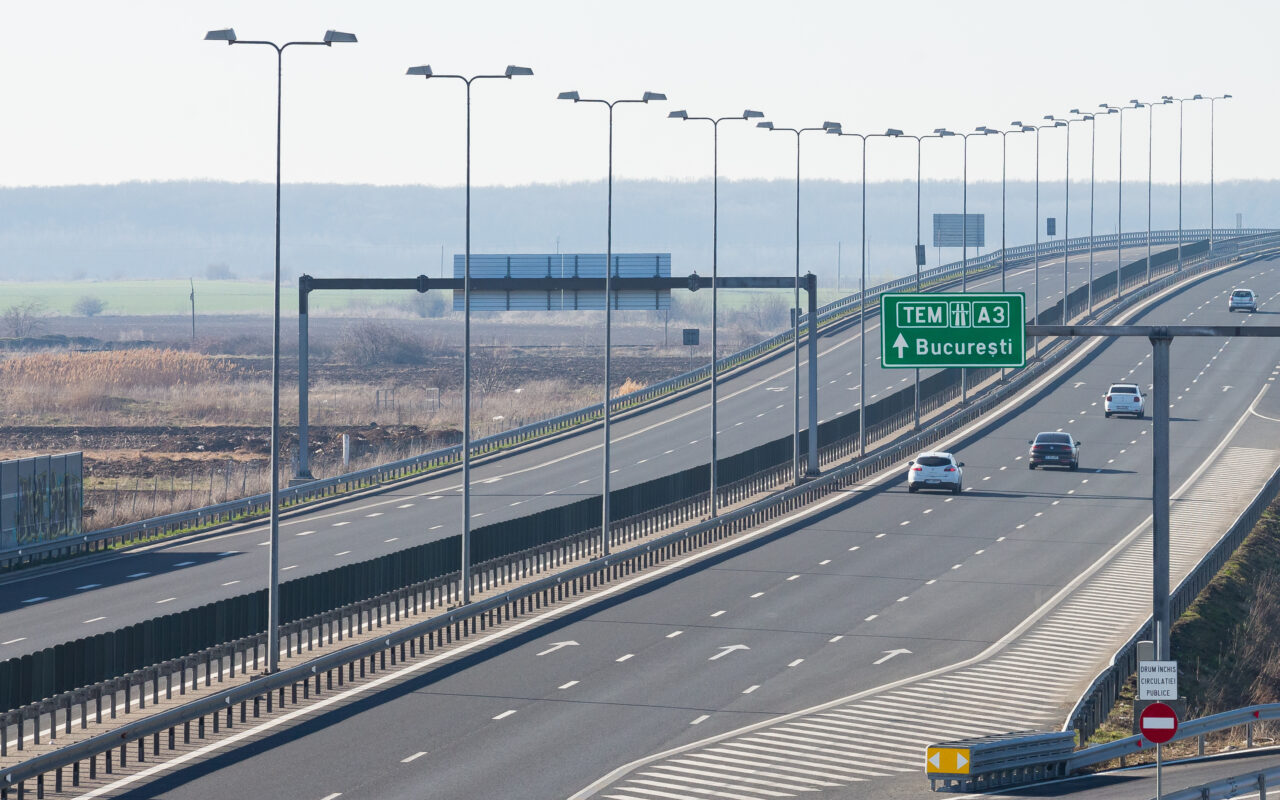 Ce amendă se aplică în cazul șoferilor care nu respectă distanța între vehicule, pe autostradă, în România. Ce arată Codul Rutier