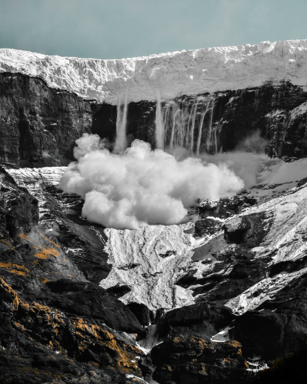 Avalanșă în Munții Făgăraș: doi turiști SALVAȚI în ultima clipă