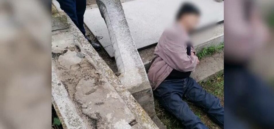Un bătrân din Cluj-Napoca a ajuns în stare GRAVĂ la spital după ce o cruce s-a prăbușit peste el, în timp ce se afla la mormântul tatălui său