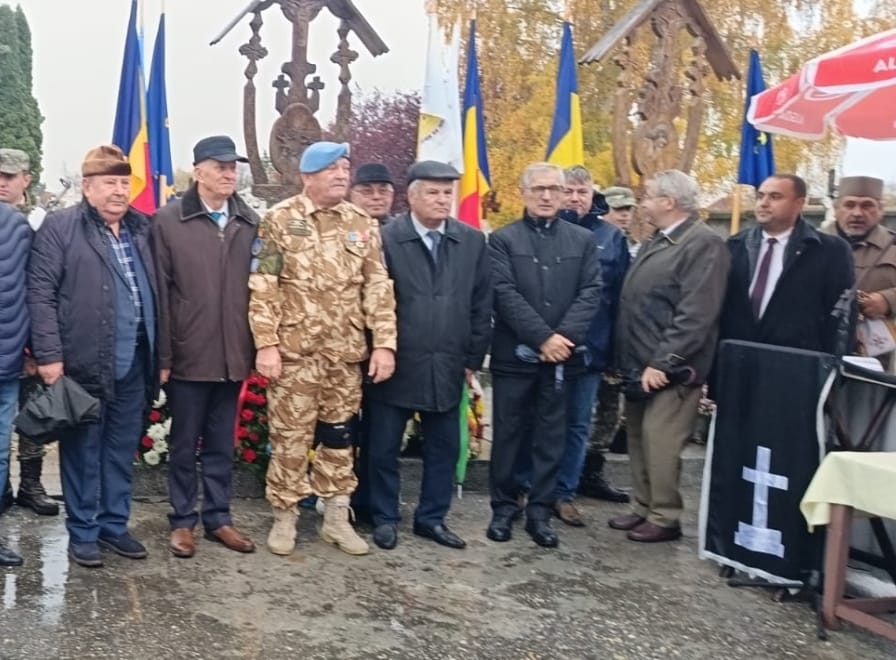 Controversata cruce a „eroilor” fostei Securități, flancată de drapelele României și UE de Ziua Veteranilor. Ctitorul Șovar, prezent la ceremonie