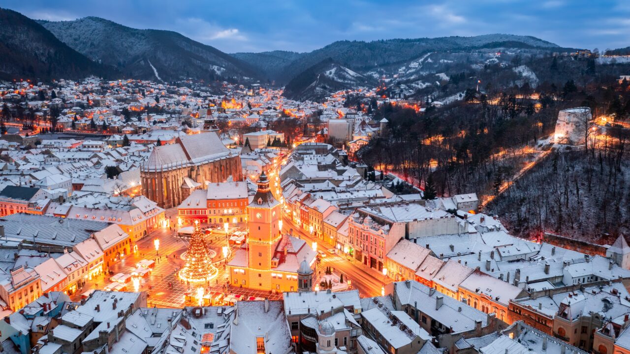 Cel mai înalt BRAD de CRĂCIUN va fi instalat la Târgul de Crăciun din Piața Sfatului. La Brașov vor fi aprinse 1,3 milione de beculețe