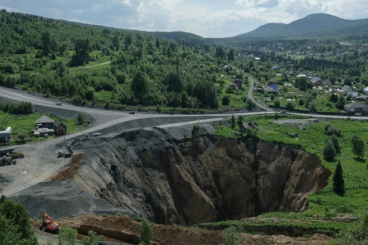 Explicaţia cercetătorilor pentru craterele din SIBERIA: „Clima destabilizează Pământul foarte rapid. Nu mai vorbim de milenii, ci de decenii”