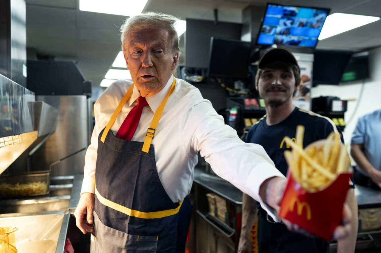Donald Trump, într-un restaurant McDonald's din Pennsylvania. Sursa Foto: Profimedia 
