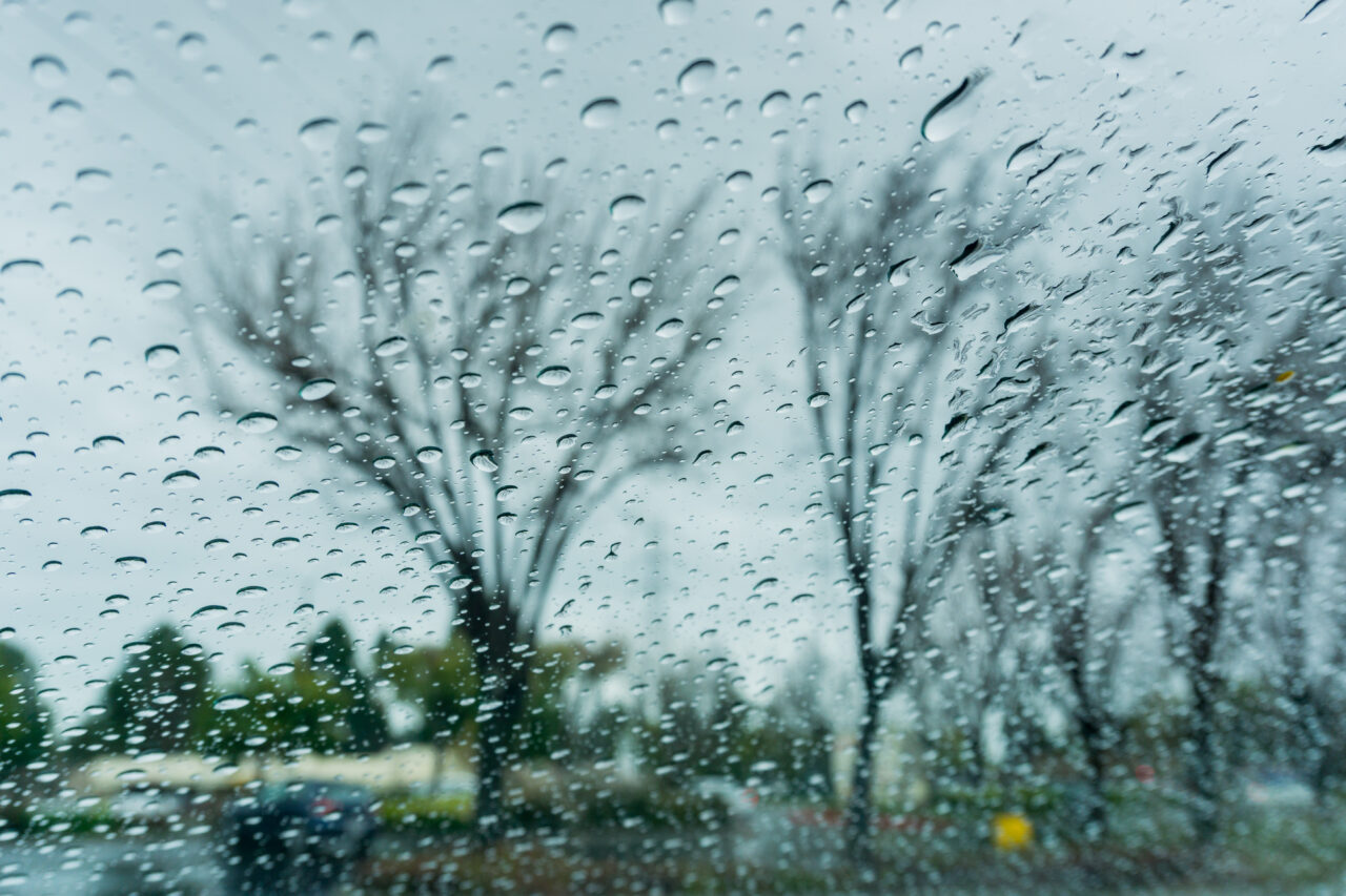 Meteo: jumătate de țară intră sub cod galben de vânt puternic. E viscol la munte