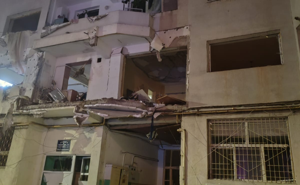 EXPLOZIE devastatoare într-un bloc din Brăila. 49 de persoane evacuate, o grădiniță și mai multe mașini avariate