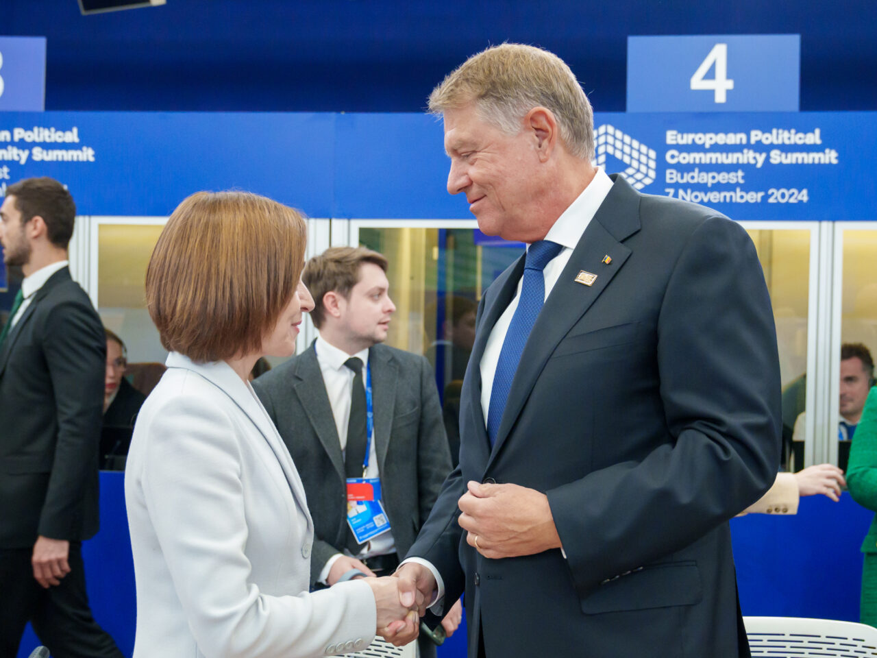 Klaus Iohannis a felicitat-o pe Maia Sandu pentru noul său MANDAT în cadrul Summitului Comunităţii Politice Europene