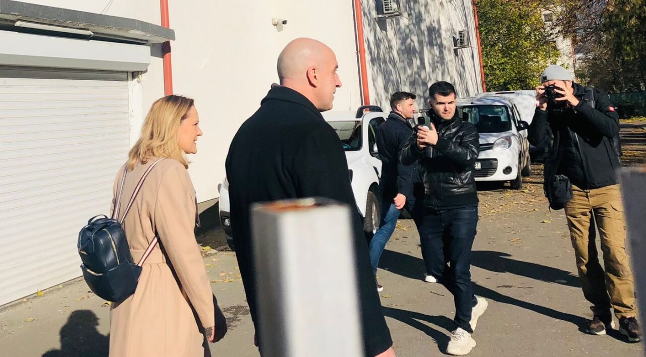 Cât costă paltonul cu care a venit îmbrăcată Elena Lasconi la secția de votare. „Simt că astăzi putem face o schimbare majoră pentru România”