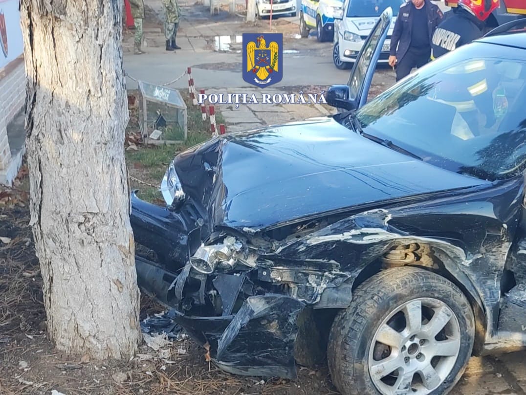 Mașină FURATĂ din Caracal, urmărită cu focuri de armă. Bărbatul de la volan a reușit să lovească cinci autoturisme parcate și două mașini de poliție
