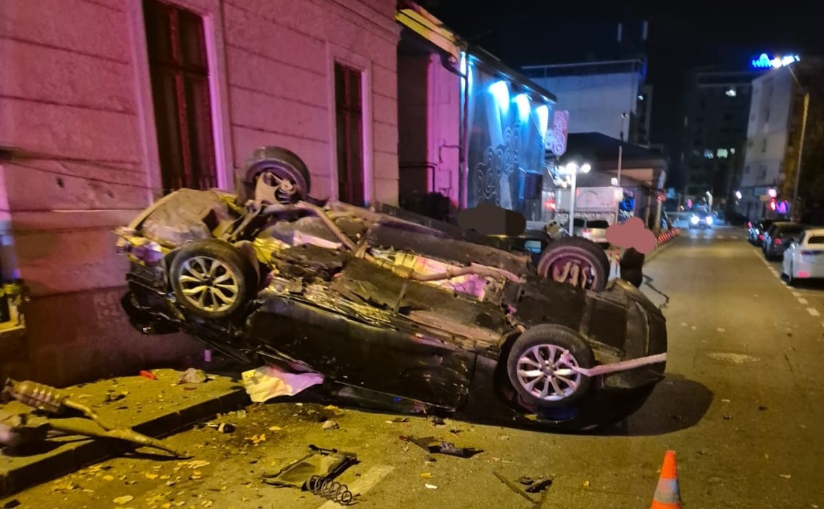 ACCIDENT spectaculos în Pitești, cu patru mașini. Una dintre ele s-a răsturnat în urma unui impact violent