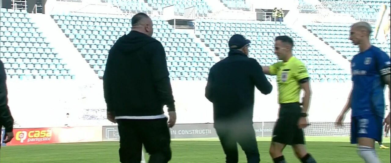 Adrian Mititelu, scene incredibile. A intrat pe teren, a ÎNJURAT arbitrul și a vrut să scoată echipa de pe teren. „E un grup criminal organizat”