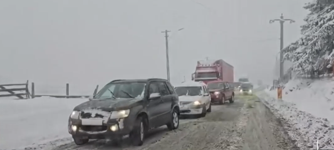 Circulație îngreunată pe mai multe drumuri de munte, din cauza NINSORILOR abundente. Ce zone sunt afectate