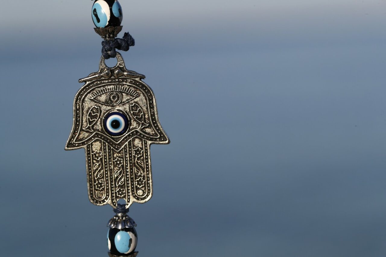 Hamsa, Mâna Fatimei, o amuletă care te protejează de deochi. Sursa Foto: Profimedia 