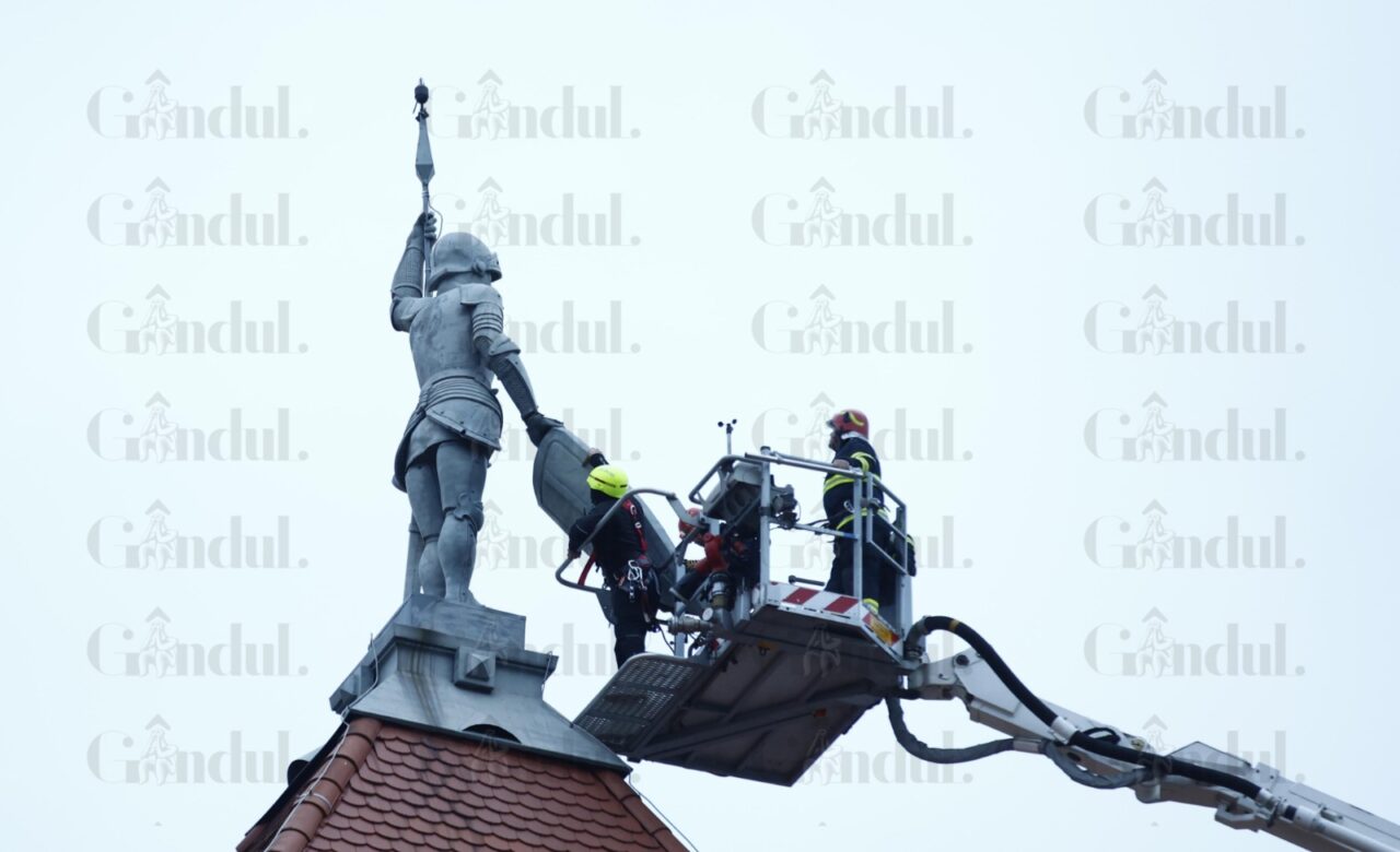 Pompierii au demontat, de urgență, scutul lui Pandelică, – „Cavalerul Înzăunat” de pe turnul Primăriei Sectorului 1. Exista riscul unei tragedii