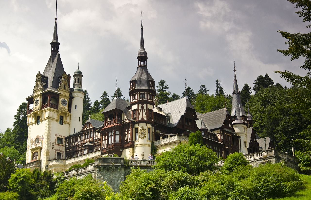 FRAUDĂ cu bilete la Castelul PELEȘ. Mii de turiști au fost păcăliți printr-o schemă pusă la cale de angajați