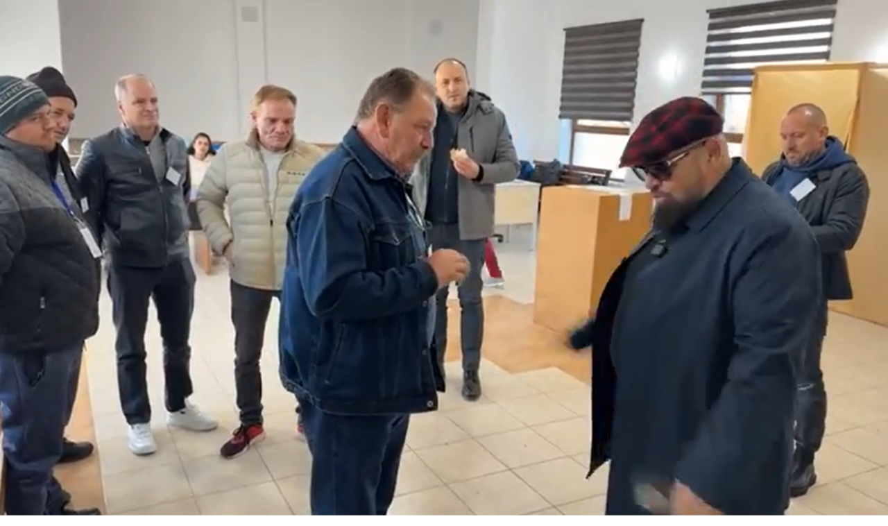 În satul Milcovățu, din Giurgiu, sunt ACUZAȚII că au intrat și câte 2 persoane în cabina de vot / Cristian Popescu Piedone a sunat la 112