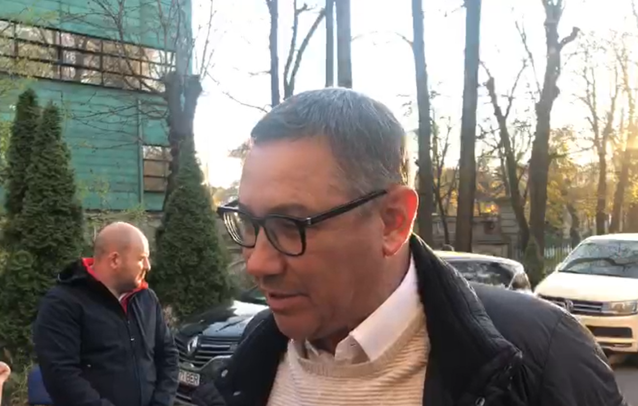 Victor Ponta vrea să plătească AMENDA românului care a scris pe gardul de la Cotroceni „Trădătorule, pleacă”