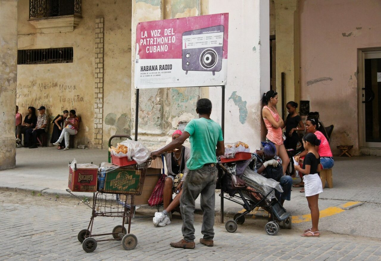 În era internetului, CUBANEZII preferă emisiunile radiofonice